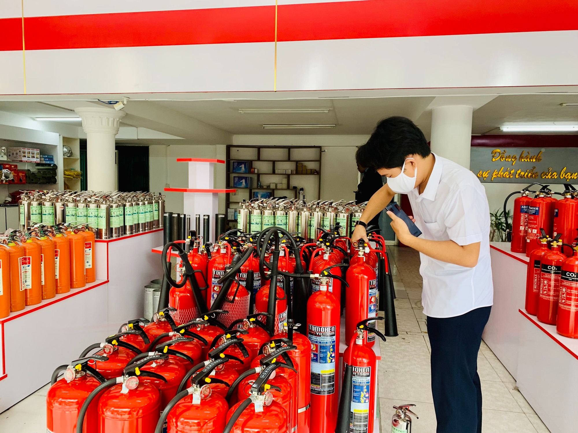 Thiết bị PCCC đóng vai trò cực kỳ quan trọng trong việc bảo vệ an toàn cháy nổ